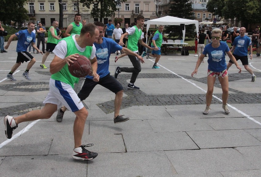 Kameralne Lato 2016 w Radomiu to także sport! Przed Urzędem Miasta zagrano w koszykowkę