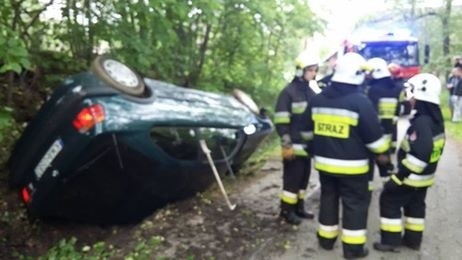 Świadkowie twierdzą, że kierowca tego samochodu przeżył cudem