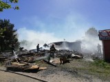 Pożar przy ulicy Małomiejskiej w Gdańsku [7.05.2018]. Zapalił się pustostan. Ogień gasiło sześć zastępów straży pożarnej