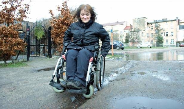 Po naszym artykule w sprawie kłopotów inwalidki, która z trudnością przejeżdża wózkiem przez podwórko, otrzymaliśmy zapewnienie z PGM, że nawierzchnia na nim zostanie naprawiona.