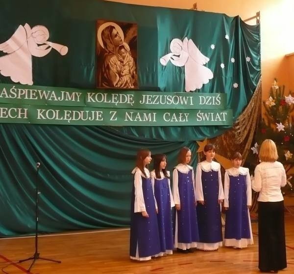 Dziewczęta ze szkoły podstawowej numer 11 kolędą "Dzisiaj w Betlejem&#8221; wyśpiewały trzecie miejsce w drugiej kategorii wiekowej