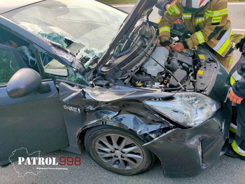 Kraków. Poważny wypadek na autostradowej obwodnicy miasta. Wywróciła się ciężarówka