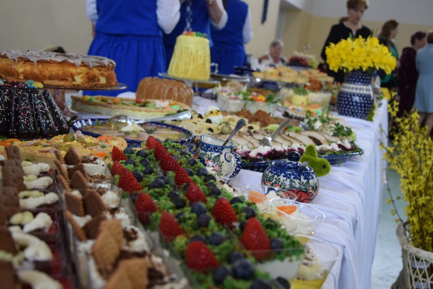 Wielkanocne stoły przygotowane przez gospodynie wiejskie z...