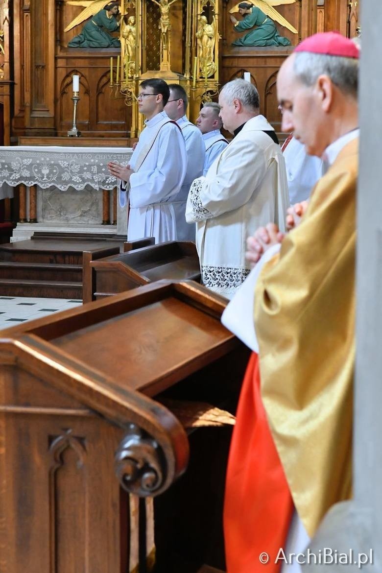 Archidiecezja Białostocka ma siedmiu nowych kapłanów. Diakoni przyjęli święcenia kapłańskie w Białymstoku [ZDJĘCIA]