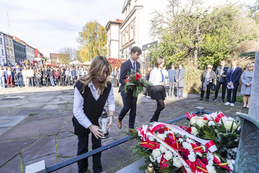 Młodzież i radni złożyli kwiaty pod pomnikiem poświęconym pamięci trzydziestu krakowian rozstrzelanych przez hitlerowców