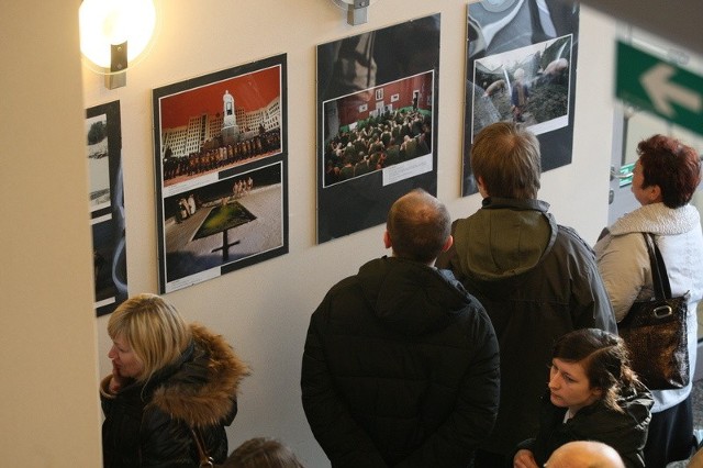 Wernisaż wystawy "Belarus Press Photo&#8221; wzbudził duże zainteresowanie. Zdjęcia można oglądać w galerii Pod Pretekstem do 8 kwietnia.