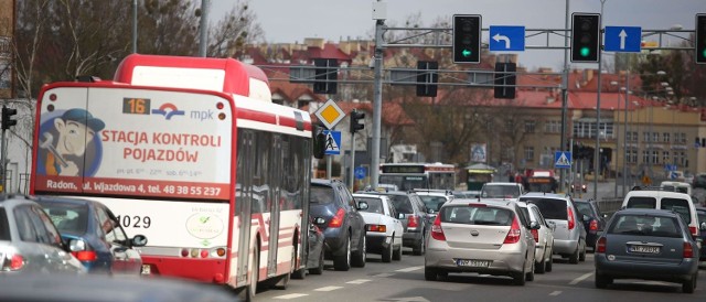 U zbiegu ulic 1905 roku oraz Młodzianowskiej bezustannie tworzą się korki samochodów chcących skręcić w lewo.