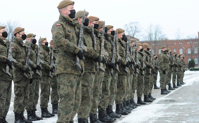 W koszarach przy ul. Dworcowej w Inowrocławiu przysięgę złożyło 20 żołnierzy, którzy przeszli ostatnio szkolenie w ramach programu "Ferie w mundurze"