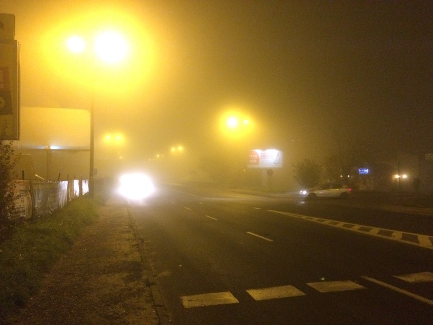 Silna mgła w woj. śląskim. Widoczność jest coraz słabsza