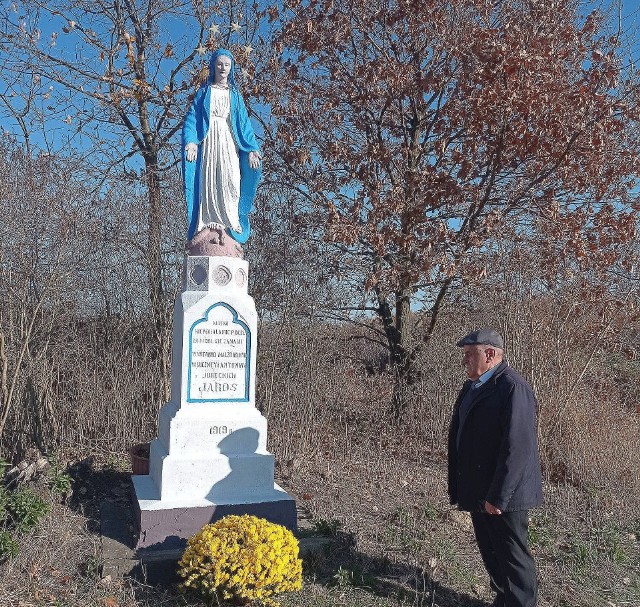 Stanisław Koprowski przy odnowionej przez siebie kapliczce Matki Bożej Niepokalanie Poczętej w Szeligach