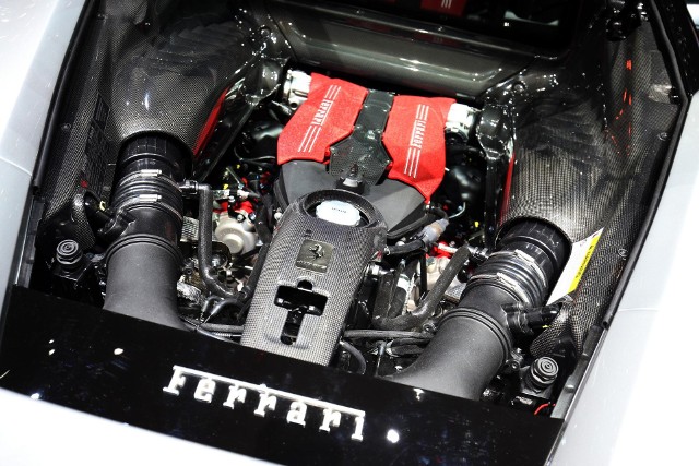 Nagroda głównaFerrari/3.9 V8 biturboZastosowanie: Ferrari 488 GTB/SpiderMotor o oznaczeniu F154 to pierwsze V8 Ferrari od czasów modelu F40 (1987 r.), które swą moc czerpie z turbodoładowani. Motor zadebiutował w 2013 roku pod maską Maserati Quattroporte GTS, rok później Ferrari zamontowało je w Californii T, jednak tak naprawdę pełnię swoich możliwości silnik rozwinął w 488 GTB.Jednostka napędowa montowana do tego modelu posiada oznaczenie F154 CB. Zdecydowano się zmienić m.in. układ dolotowy, chłodnice powietrza, wał korbowy, a także przeprojektowano głowice. Dzięki dwóm turbosprężarkom z pojemności 3902 ccm udało się uzyskać 670 KM rozwijanych przy 8000 obr./min. i 760 Nm momentu obrotowego generowanych przy zaledwie 3000 obr./min.Kolejne informacje o jednostce przeczytacie w kategorii silnik sportowy oraz w kategorii pojemności 3-4 l. Tam ta jednostka również została doceniona.Fot. Newspress