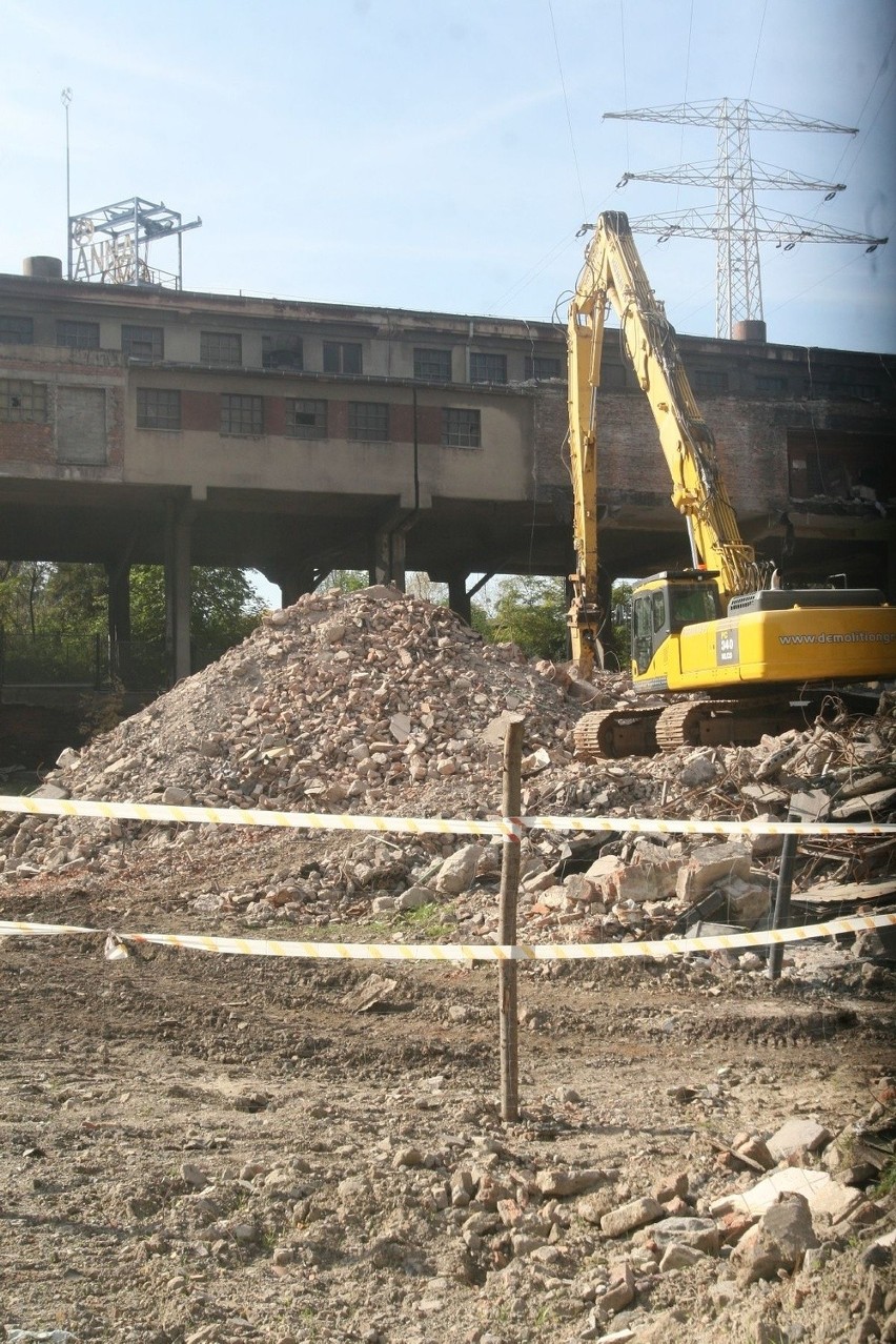 Trwa burzenie łaźni i rozdzielni prądu kopalni KWK Anna w...