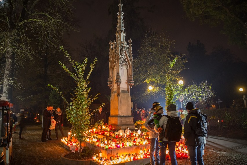 Kraków. Cmentarz Rakowicki nocą [ZDJĘCIA]