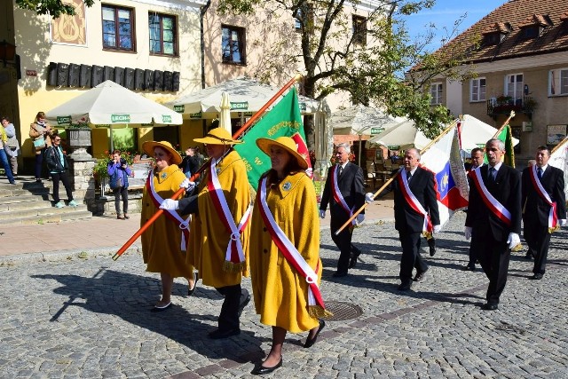 Po mszy świętej pszczelarze przeszli z nowym sztandarem przez Rynek Starego Miasta.  