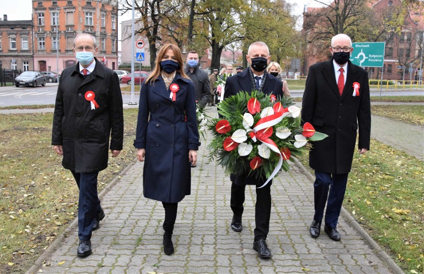 Z okazji Święta Niepodległości pod pomnikiem Powstańców...