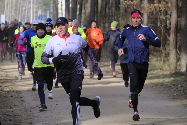 Jak co tydzień miłośnicy biegania spotkali się w lasku na osiedlu na Skarpie pokonać dystans pięciu kilometrów. Pogoda dopisała, choć mogłoby być o kilka stopni cieplej... Zobaczcie naszą fotorelację z tej imprezy klikając w przycisk "galeria".