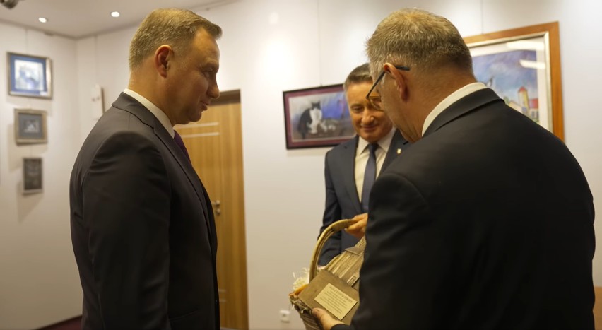 Kulisy wizyty prezydenta Andrzeja Dudy w Lipsku. Wpisał się do ksiąg pamiątkowych i otrzymał lokalne wino. Zobaczcie zdjęcia