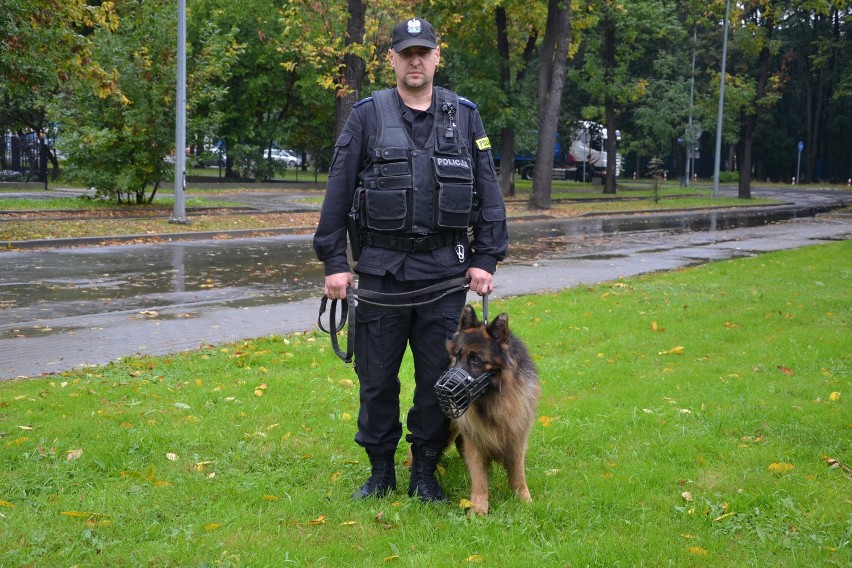 Kadus,  policyjny pies z Tarnowa, razem ze swoim...