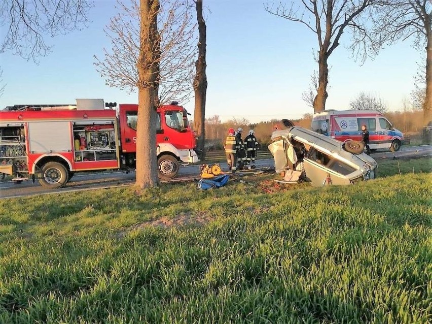 Dachowanie w Domasłowicach na DK 37, gm. Darłowo w piątek, 19.04. Jedna osoba zakleszczona, przejazd zablokowany [ZDJĘCIA] 