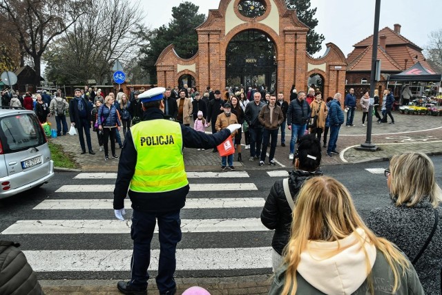 Policja apeluje: prowadząc samochód nie jedźmy na pamięć. Zwracajmy uwagę na znaki. W rejonach cmentarzy, na drogach dojazdowych do nekropolii, niekiedy na głównych ciągach komunikacyjnych, zostanie zmieniona organizacja ruchu drogowego. Bezwzględne podporządkowujmy się poleceniom policjantów kierujących ruchem. Polecenia policjanta kierującego ruchem są ważniejsze od sygnałów świetlnych, czy znaków drogowych.