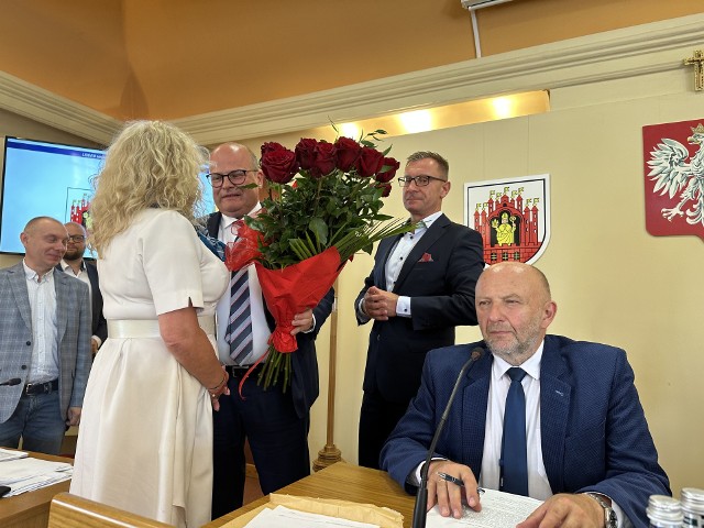 Po uzyskaniu przez prezydenta Grudziądza absolutorium były kwiaty i gratulacje. 6 radnych PiS-u głosowało przeciwko