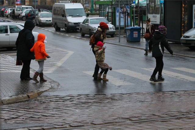 Centrum Zarządzania Kryzysowego miasta Poznania przestrzega przed gołoledzią na drogach i chodnikach.