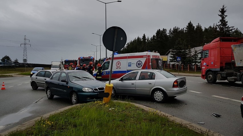 Ełk. Kolizja trzech samochodów osobowych na obwodnicy. Dwie osoby zostały przetransportowane do szpitala w tym kobieta w ciąży (zdjęcia)