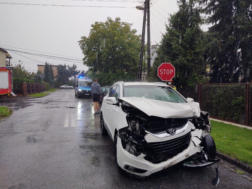 Nowy Sącz. Rodzina jechała zrobić test na koronawirusa i miała wypadek. Jedno z aut uderzyło w słup energetyczny