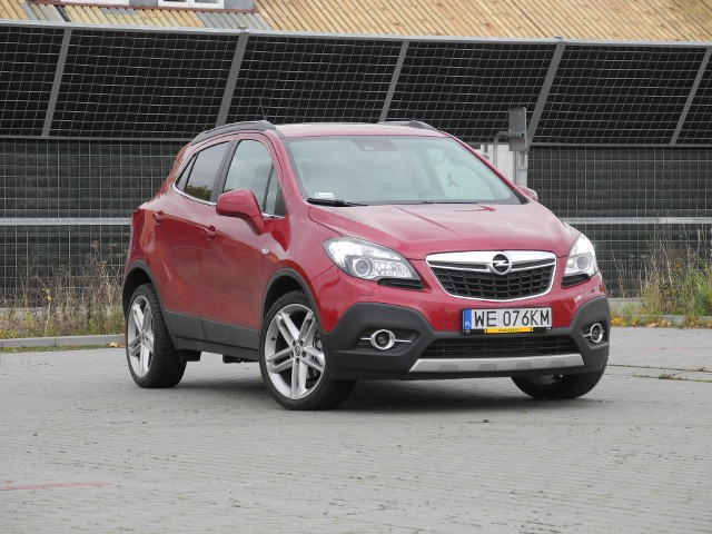 Opel Mokka Opel Mokka jest produkowany od 2012 roku. Choć auto dzieli płytę podłogową z miejską Corsą, to jest kwalifikowane do segmentu kompaktowych SUV-ów (długość 4248 mm, rozstaw osi 2555 mm).Fot. Wojciech Frelichowski