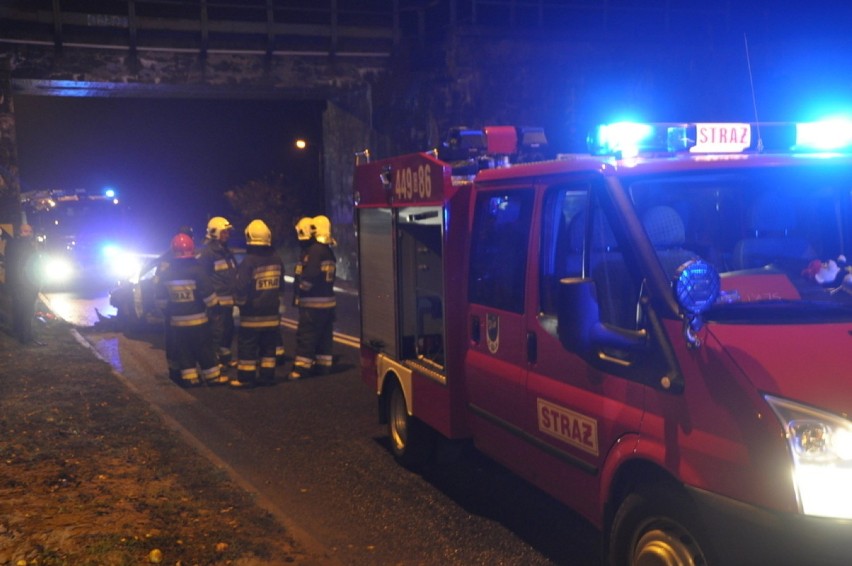 Wypadek w Borkowie. Samochód uderzył w wiadukt kolejowy [ZDJĘCIA]