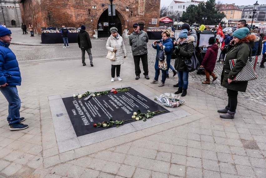 Gdańszczanie przy tablicy pamięci Pawła Adamowicza. Odsłonięto ją w rocznicę zabójstwa prezydenta Gdańska [zdjęcia]