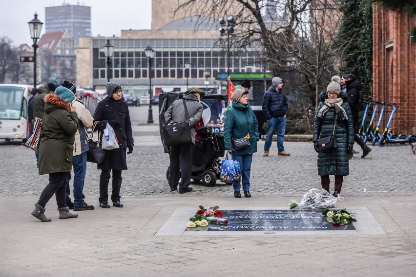 Gdańszczanie przy tablicy pamięci Pawła Adamowicza. Odsłonięto ją w rocznicę zabójstwa prezydenta Gdańska [zdjęcia]