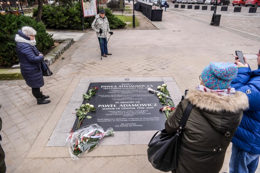 Gdańszczanie przy tablicy pamięci Pawła Adamowicza. Odsłonięto ją w rocznicę zabójstwa prezydenta Gdańska [zdjęcia]