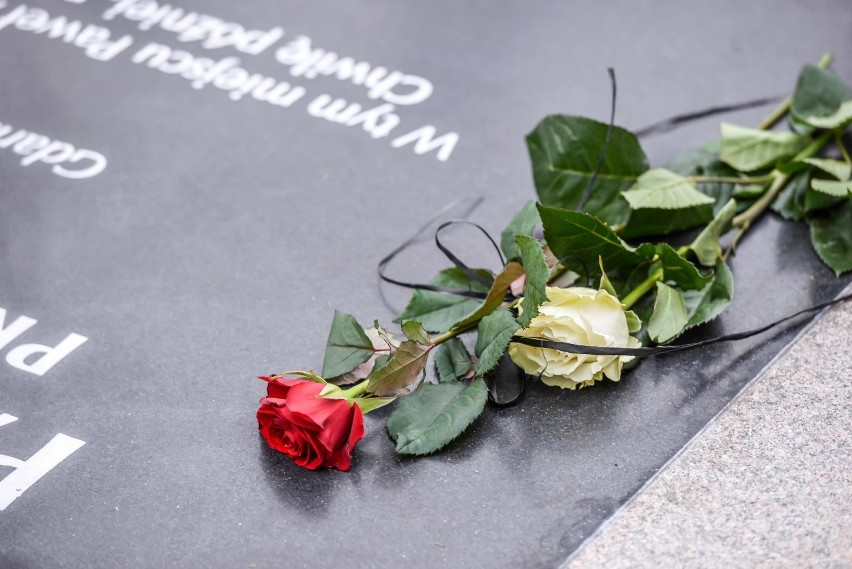 Gdańszczanie przy tablicy pamięci Pawła Adamowicza. Odsłonięto ją w rocznicę zabójstwa prezydenta Gdańska [zdjęcia]