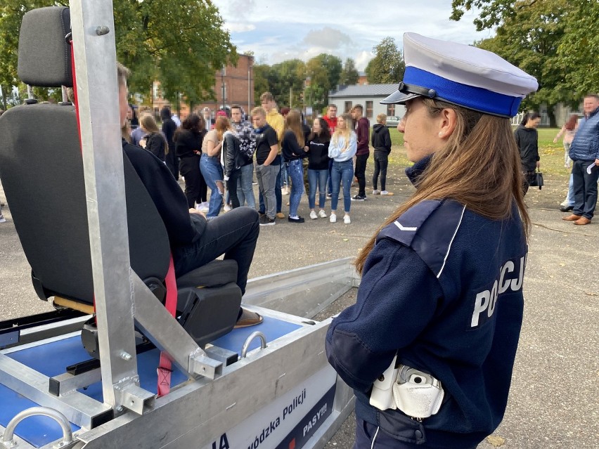 Policjanci z Zambrowa wzięli udział w Roadpol Safety Days. Funkcjonariusze przeprowadzili warsztaty z uczniami ZSA [ZDJĘCIA] 