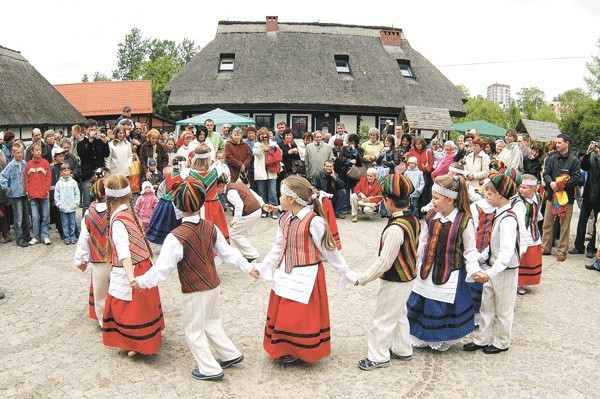 Tak bawiono się w roku ubiegłym. Tegoroczny jarmark już w niedzielę na dziedzińcu Muzeum przy ul. Młyńskiej 37-39 w godz. od 11 do 18. 