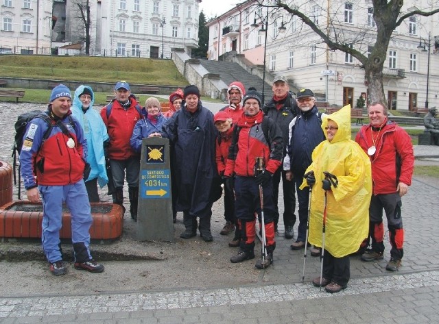 Znakiem "jakubowych&#8221; pielgrzymów jest muszla. Szlak najczęściej oznakowany jest żółtą muszlą, na niebieskim tle. Na każdym słupku wypisana jest odległość do hiszpańskiego Santiago de Compostela. Nz. słupek w Rynku w Przemyślu,  o który opiera się główny inicjator jego ustawienia, nieżyjący już Jerzy Piejko.