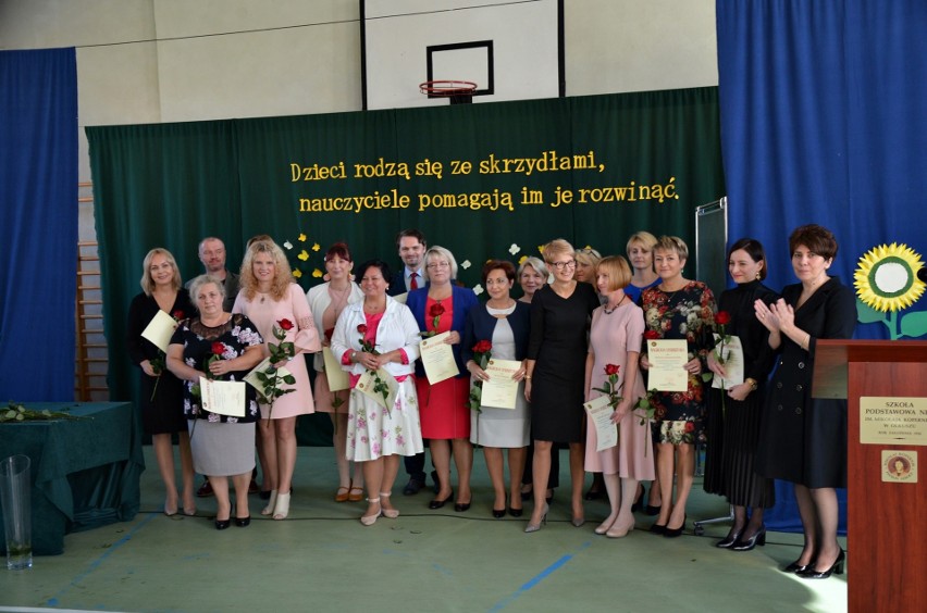 Obchody Dnia Edukacji Narodowej w Olkuszu. Specjalny program artystyczny dla swoich nauczycieli przygotowali uczniowie [ZDJĘCIA]