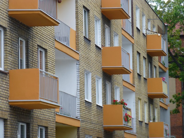 Mieszkania na rynku wtórnymW lipcu ceny mieszkań używanych spadły w Łodzi (-3,1%), Wrocławiu (-0,9%), Lublinie i Poznaniu (-0,9%), Toruniu (-1,4%), Warszawie (-0,4%), Krakowie (-0,4%) i Gdańsku (-0,2%).