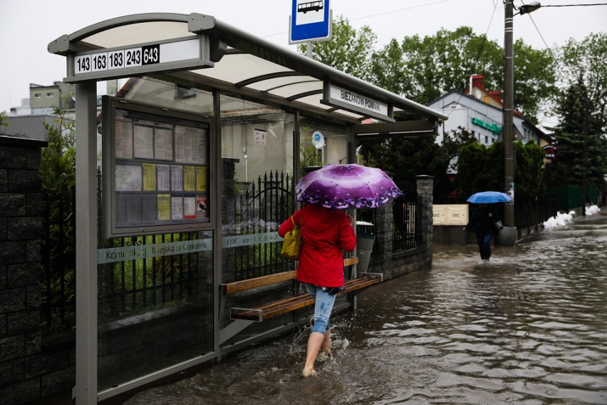 Kraków. Złocień i Bieżanów zalane. Rzeka Serafa wylała [ZDJĘCIA]