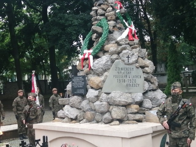 O godzinie 11.45 odbędzie się symboliczne złożenie wiązanek przez Starostę Sandomierskiego i Burmistrza Sandomierza przed Pomnikiem 2 Pułku P.P. Legionów na Cmentarzu Katedralnym w Sandomierzu