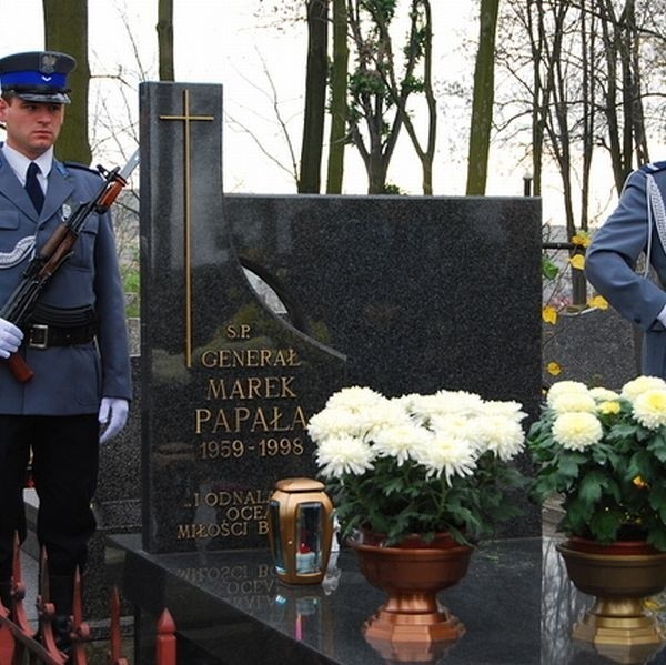 Wczoraj, na cmentarzu parafialnym w Pruchniku koło Jarosławia, gdzie po tragicznej śmierci został pochowany Marek Papała, spotkali się policjanci.