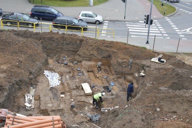 Widok z dachu na stanowisko archeologów, którzy wciąż znajdują szczątki na terenie dawnego cmentarza ewangelickiego.