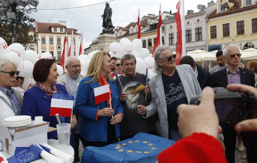 Na Rynku w Rzeszowie Elżbieta Łukacijewska - poseł do...