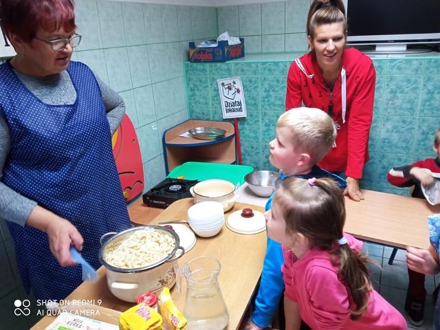 Uczniowie ze szkoły w Promnie podczas warsztatów kulinarnych z babcią jednego z nich uczyły się robienia domowego makaronu.