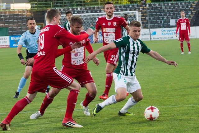 Kamil Kurowski (przy piłce) po powrocie do Olimpii strzelił pierwszego gola. Na razie w meczu nieoficjalnym