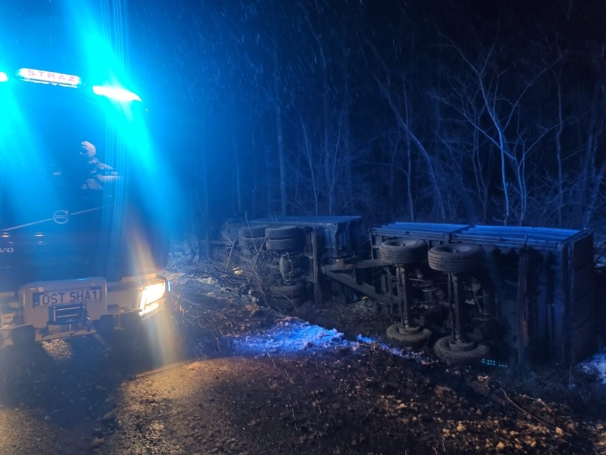 Wypadek ciężarówki na DW 426 koło Zalesia Śląskiego.