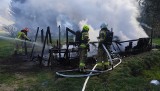 Pożar wiaty w miejscowości Mącznik niedaleko Kołobrzegu. W środku były butle z gazem [ZDJĘCIA]