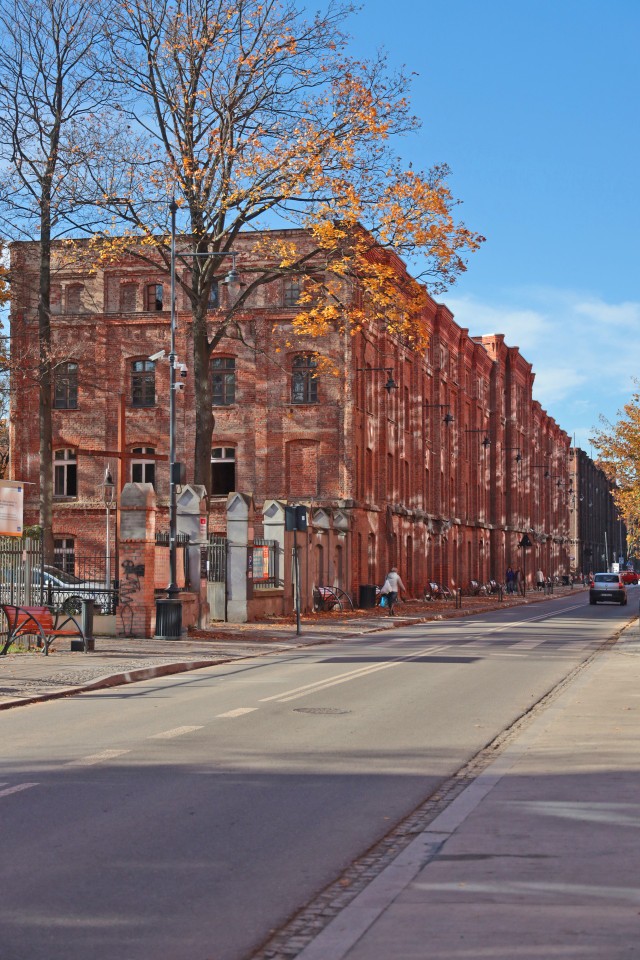 Zaczął się gruntowny remont zabytkowej famuły Izraela Poznańskiego u zbiegu ul. Ogrodowej i ul. Gdańskiej, w pobliżu Manufaktury, w centrum Łodzi.