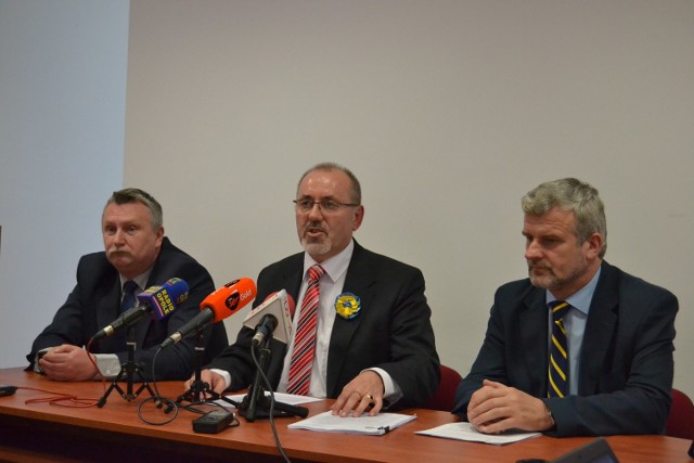 Na zdjęciu od lewej: Marek Leja - wójt Dąbrowy, starosta Henryk Lakwa i Waldemar Kampa - wójt Turawy.